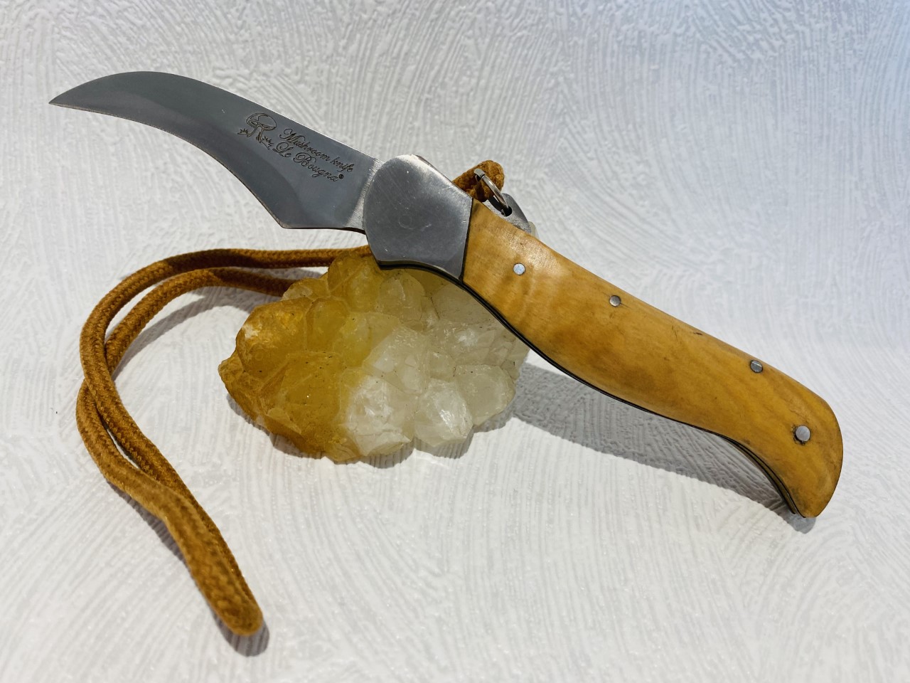 Couteau de Poche à champignon avec son manche en bois de teck au prix de 15,90. 