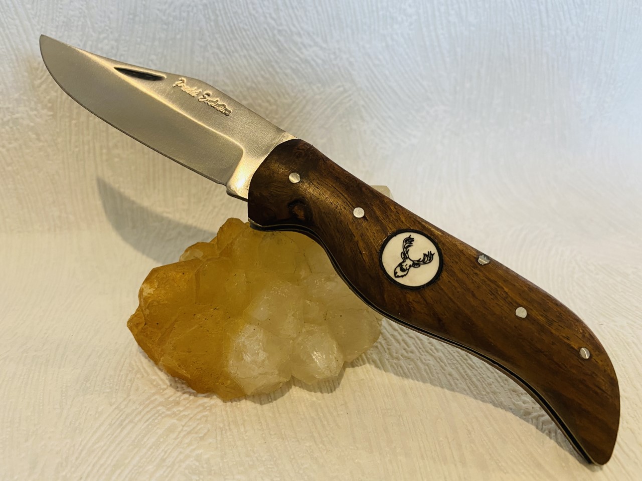 Couteau de poche chasse avec manche bois de palissandre et motif cerf au prix de 14,90 euros .