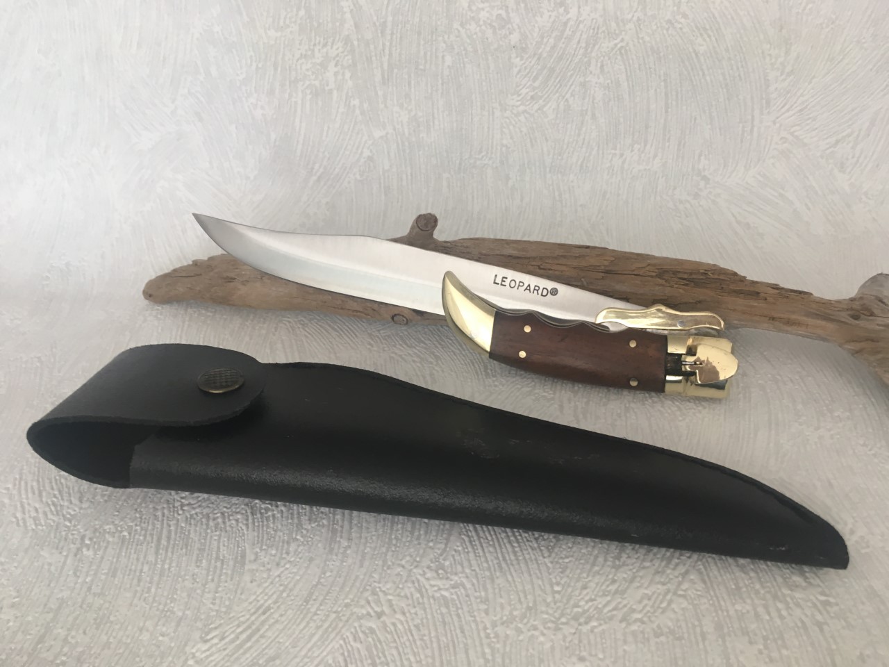 Couteau de chasse pliant Léopard au prix de 20,90 euros.