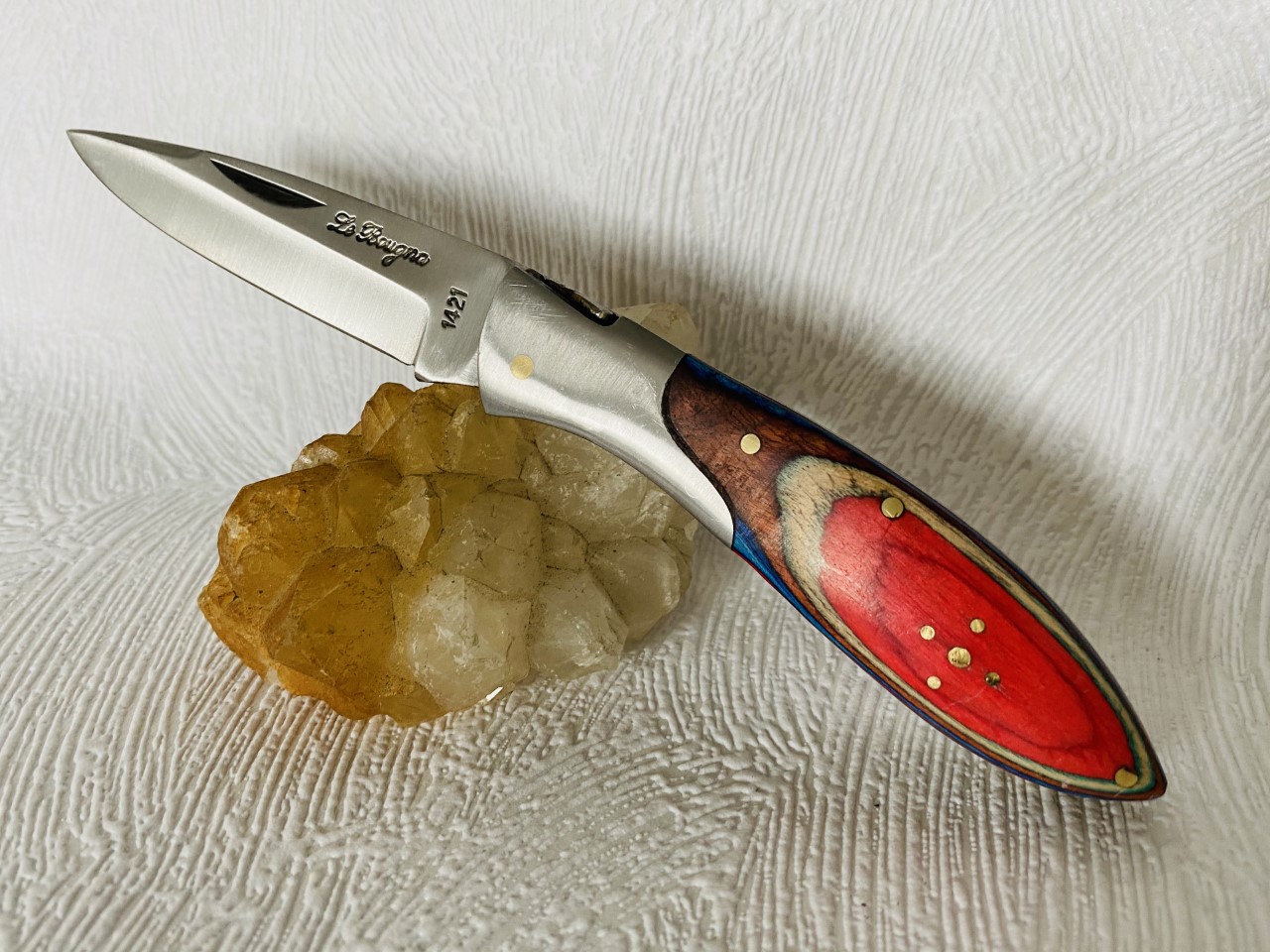 Couteau de poche LAGUIOLE Drop avec manche en bois multicolore au prix de 14,90 euros.
