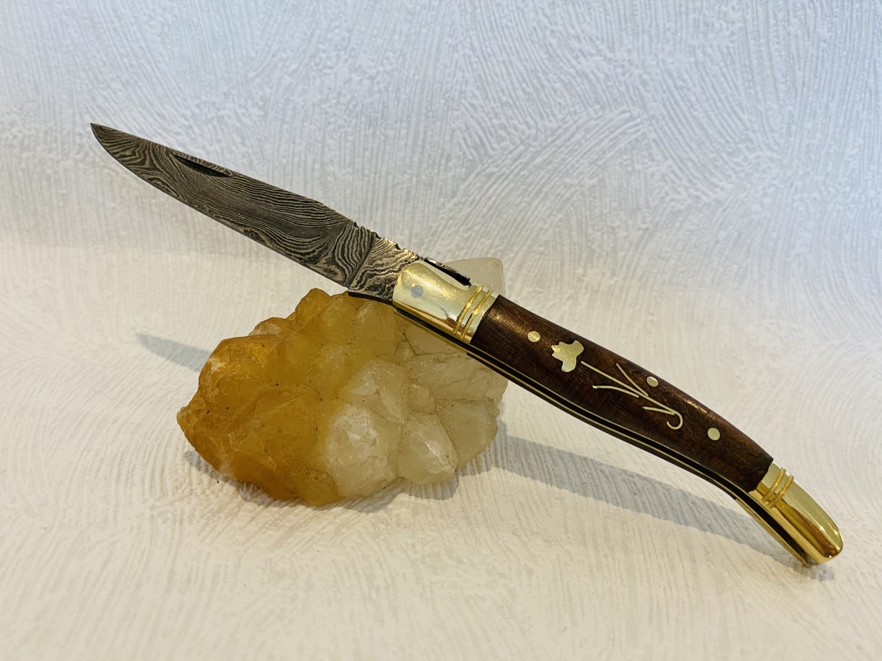Couteau de poche LAGUIOLE damas avec son manche en bois incrusté au prix de 40,90 euros