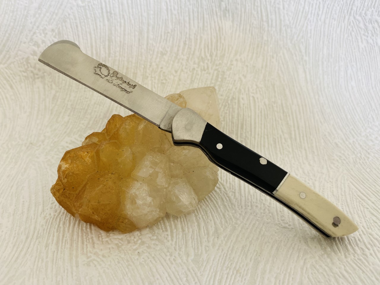 Couteau de poche Greffoir Le Bougna de 14,5 cm avec manche en os/corne de buffle au prix de 14,90 euros .