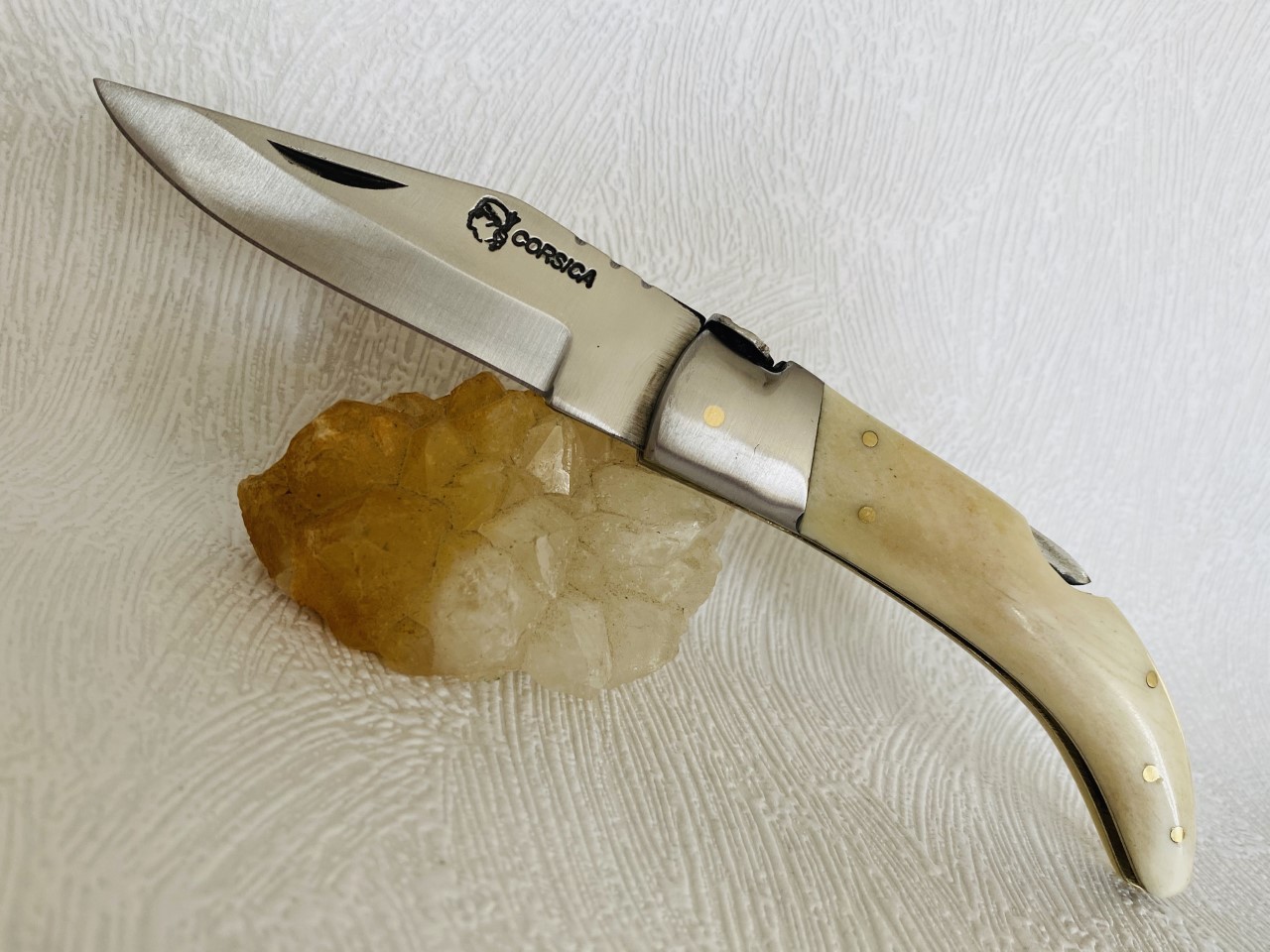 Couteau de poche Berger pittuda au prix de 18,90 euros .