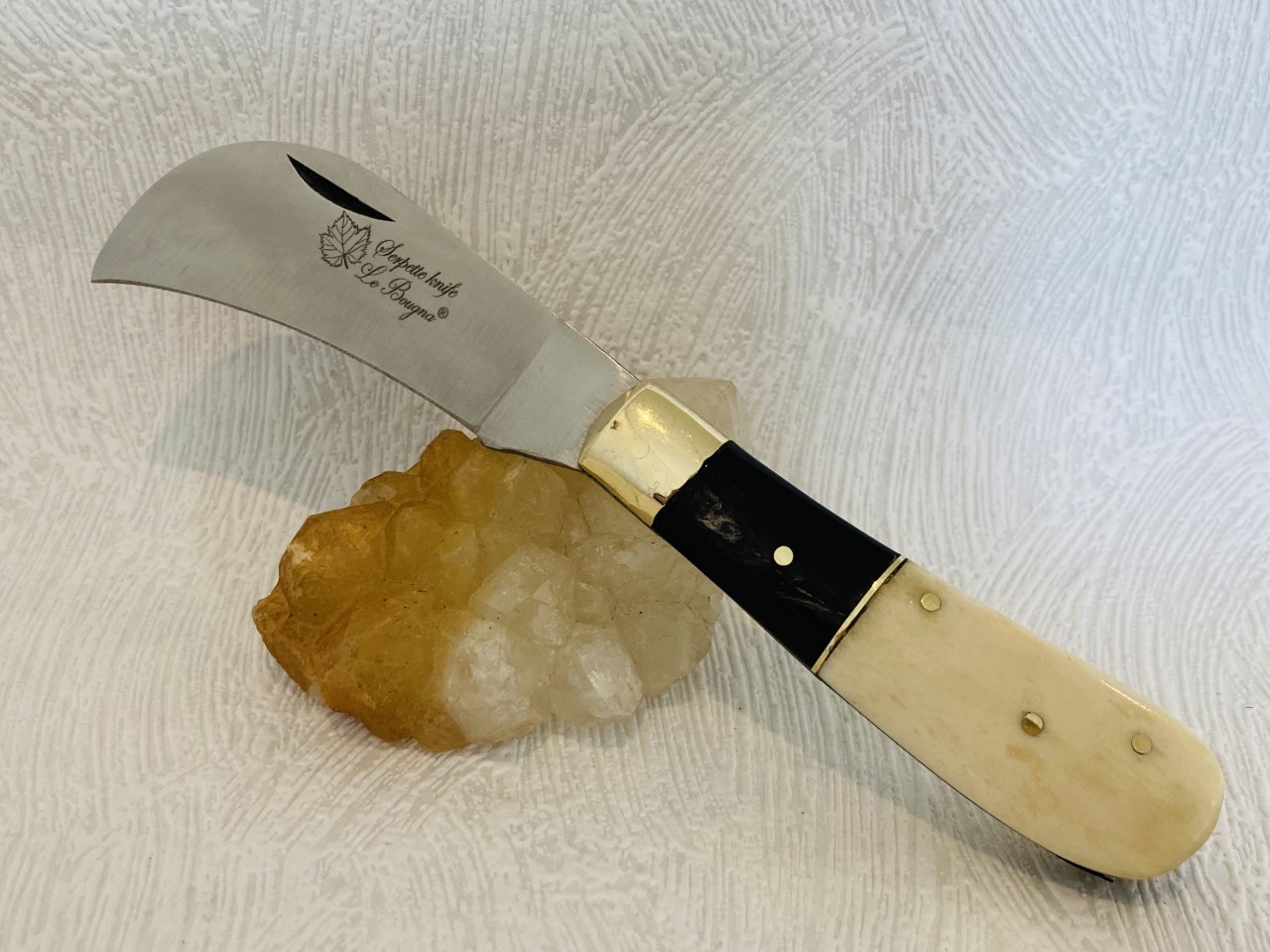 Couteau de poche Serpette Le Bougna avec son manche en os et corne au prix de 15,90 euros .
